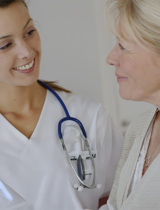 medico donna che parla con una paziente più anziana
