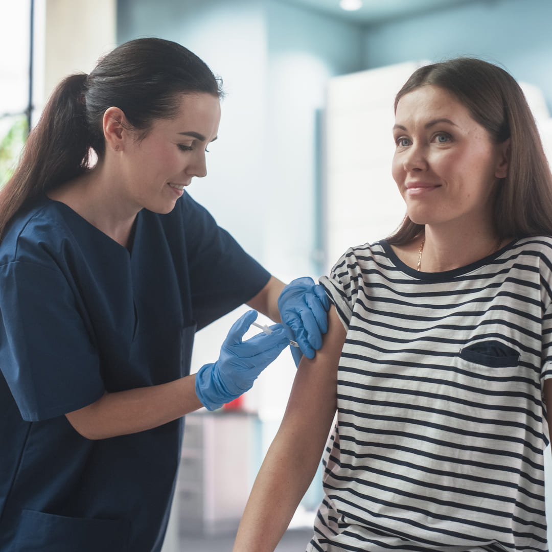 Un uomo viene vaccinato da un'infermiera