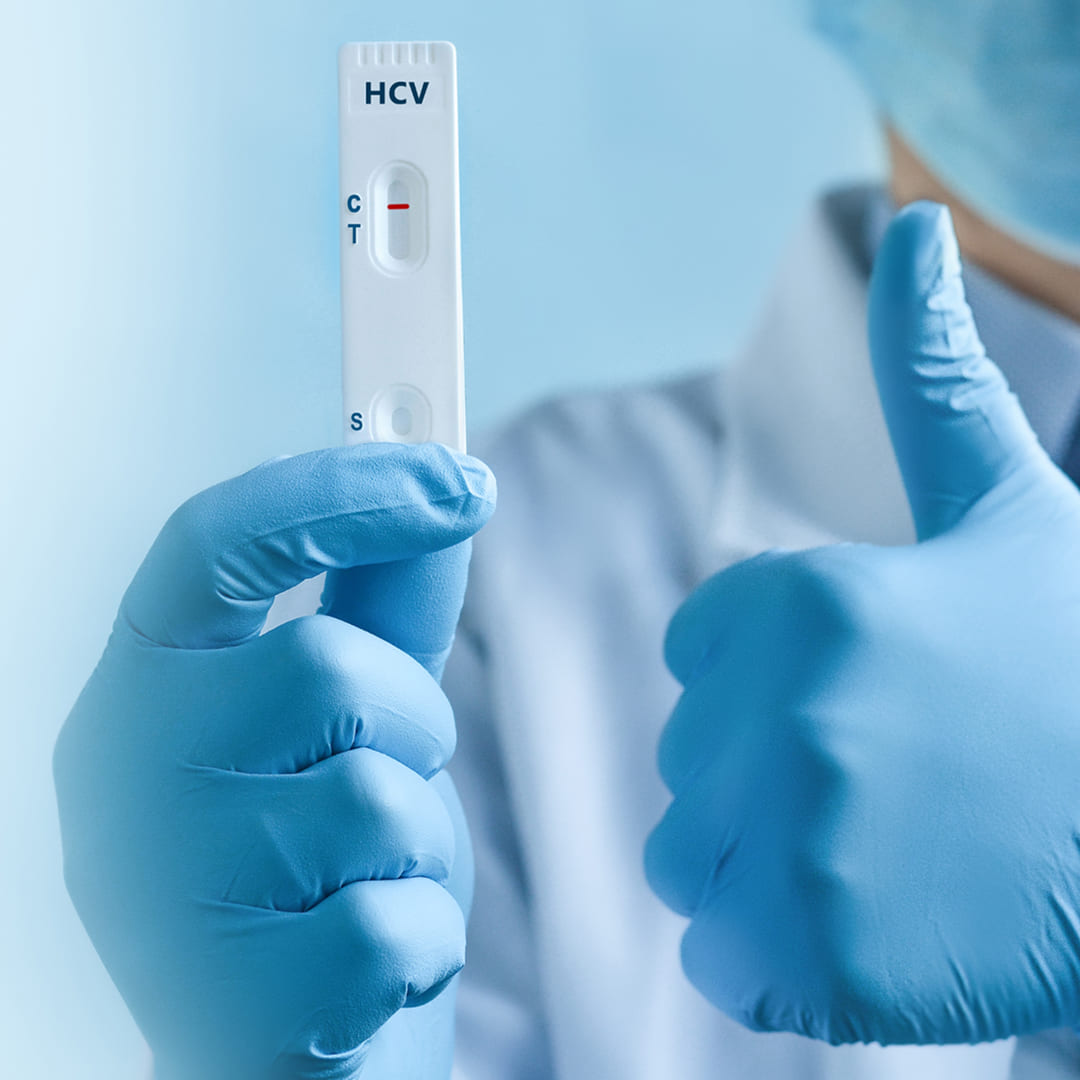 Un uomo viene vaccinato da un'infermiera